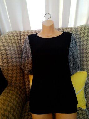 TAHARI BLACK TOP WITH WHITE BLACK PUFF SLEEVES SIZE MED GOOD CONDITION